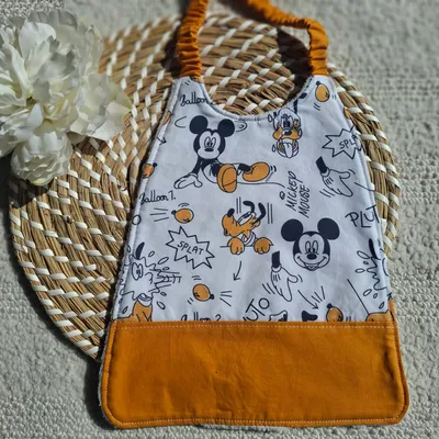 Bavoir élastique motifs mickey